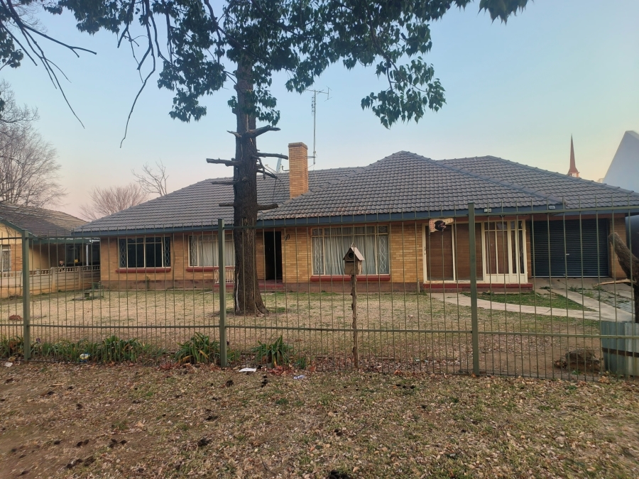 To Let 4 Bedroom Property for Rent in Miederpark North West